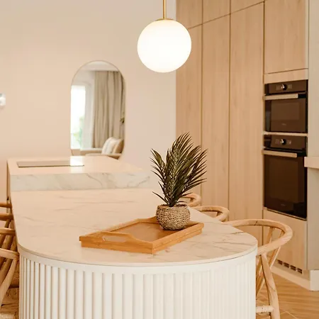 Designer Luxury Apartment, 2 Beds, Prime Location