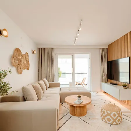 Designer Luxury Apartment, 2 Beds, Prime Location *