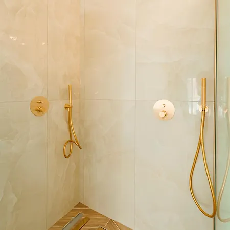 Designer Luxury Apartment, 2 Beds, Prime Location