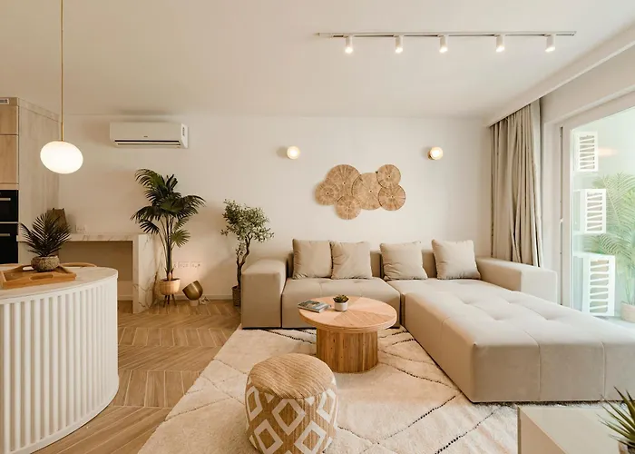 Designer Luxury Apartment, 2 Beds, Prime Location