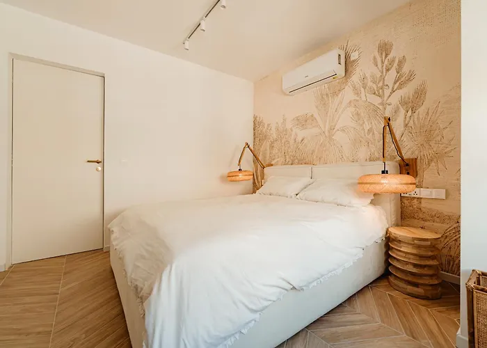 Designer Luxury Apartment, 2 Beds, Prime Location *