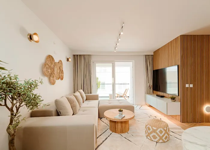 Designer Luxury Apartment, 2 Beds, Prime Location *