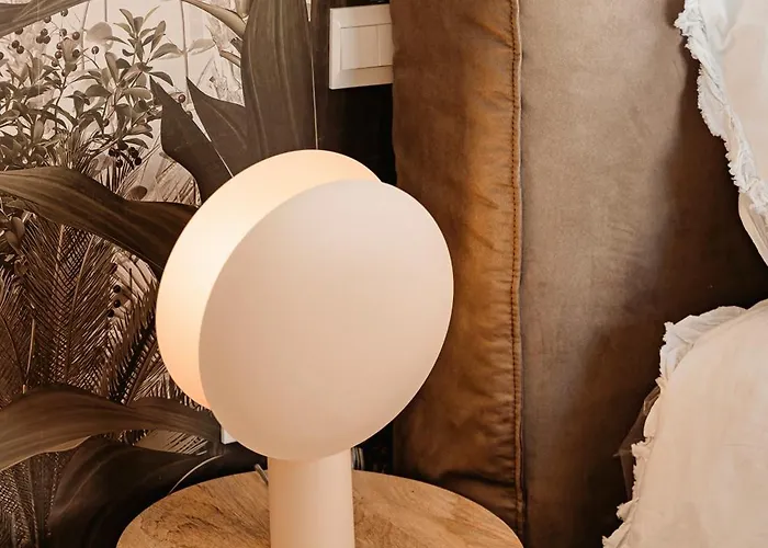 Designer Luxury Apartment, 2 Beds, Prime Location *