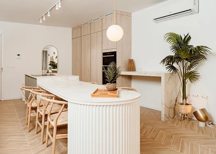 Designer Luxury Apartment, 2 Beds, Prime Location 아파트 *