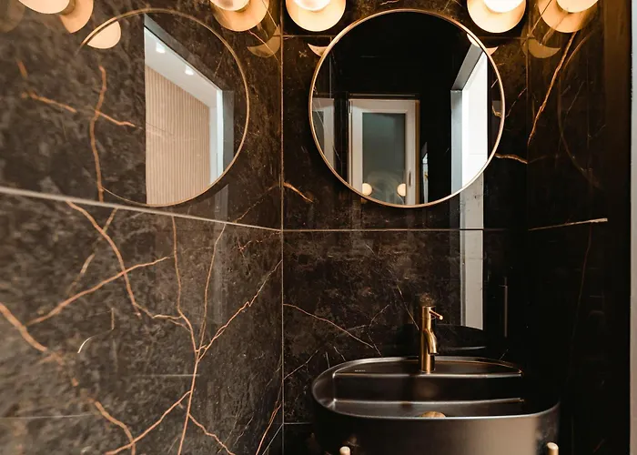 Designer Luxury Apartment, 2 Beds, Prime Location 아파트