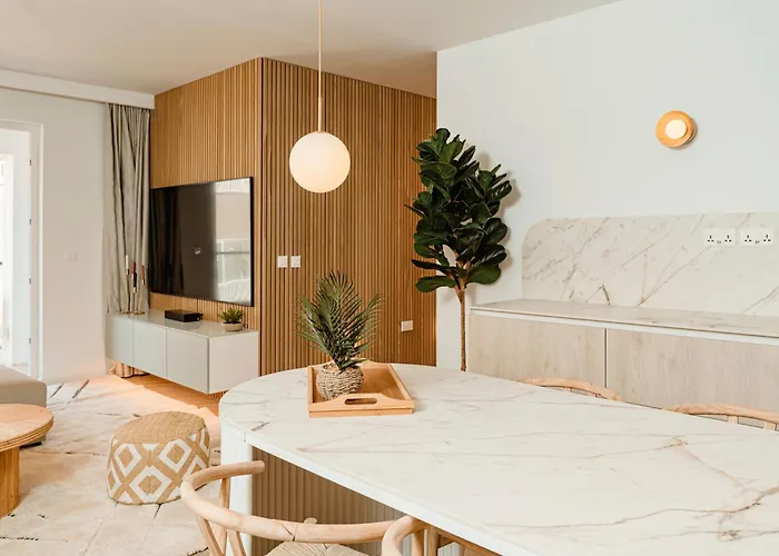 Designer Luxury Apartment, 2 Beds, Prime Location 아파트