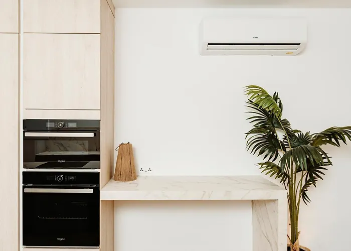 Designer Luxury Apartment, 2 Beds, Prime Location 아파트 *