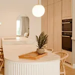 Designer Luxury Apartment, 2 Beds, Prime Location