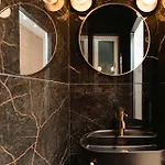 Designer Luxury Apartment, 2 Beds, Prime Location Apartament