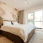 Designer Luxury Apartment, 2 Beds, Prime Location
