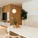 Designer Luxury Apartment, 2 Beds, Prime Location Apartament