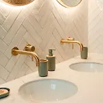 Designer Luxury Apartment, 2 Beds, Prime Location