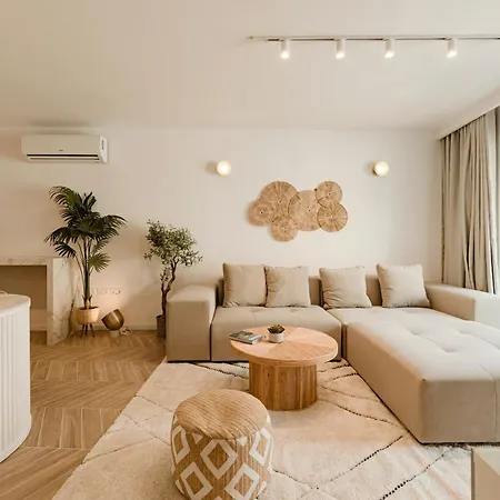 Designer Luxury Apartment, 2 Beds, Prime Location