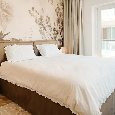 Designer Luxury Apartment, 2 Beds, Prime Location