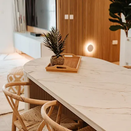 Designer Luxury Apartment, 2 Beds, Prime Location *