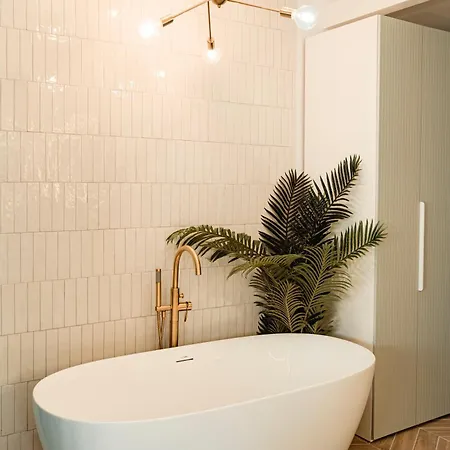 Апартаменты Designer Luxury Apartment, 2 Beds, Prime Location