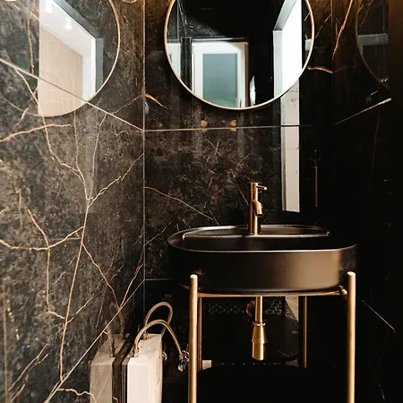 Designer Luxury Apartment, 2 Beds, Prime Location *