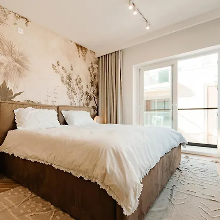 Designer Luxury Apartment, 2 Beds, Prime Location