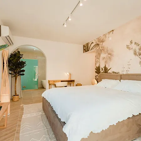 Апартаменты Designer Luxury Apartment, 2 Beds, Prime Location