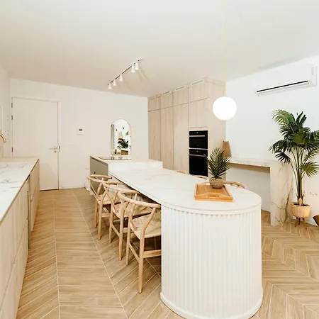 Designer Luxury Apartment, 2 Beds, Prime Location Апартаменты Слима