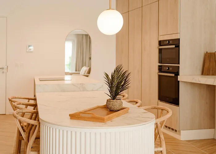 Designer Luxury Apartment, 2 Beds, Prime Location