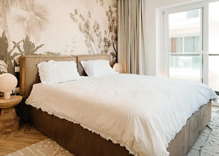 Designer Luxury Apartment, 2 Beds, Prime Location