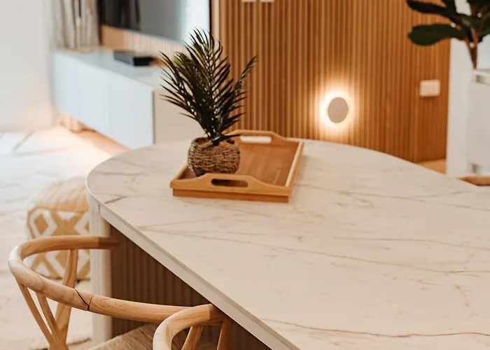 Designer Luxury Apartment, 2 Beds, Prime Location *