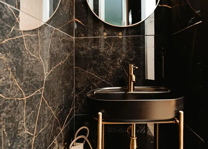 Designer Luxury Apartment, 2 Beds, Prime Location *