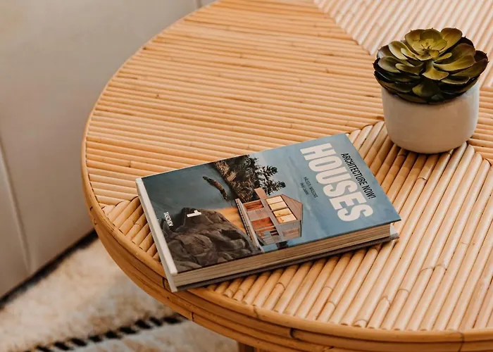 Designer Luxury Apartment, 2 Beds, Prime Location *