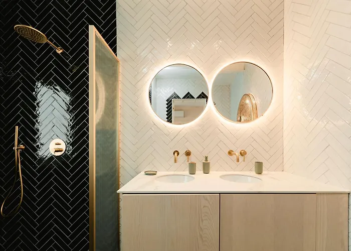 Designer Luxury Apartment, 2 Beds, Prime Location *