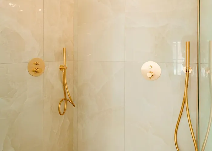 Designer Luxury Apartment, 2 Beds, Prime Location