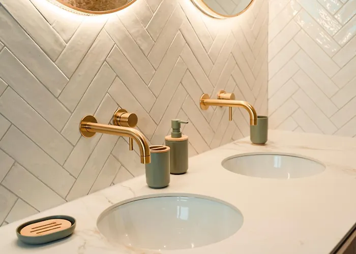 Designer Luxury Apartment, 2 Beds, Prime Location