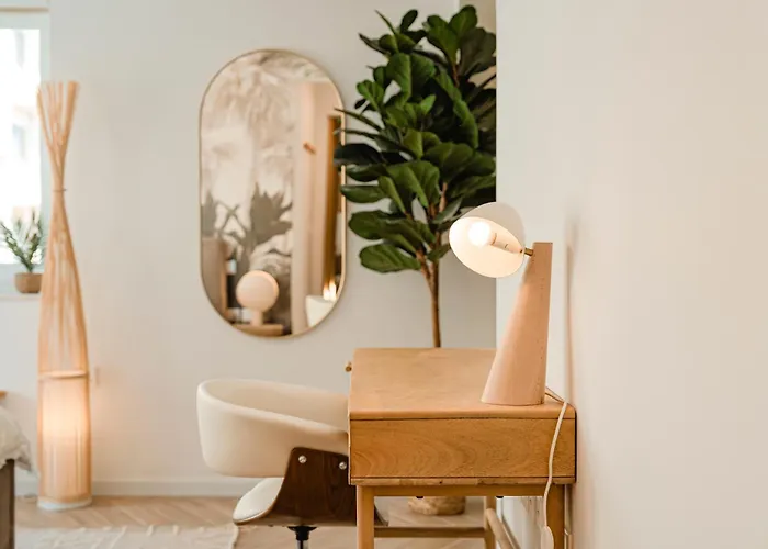 Designer Luxury Apartment, 2 Beds, Prime Location *