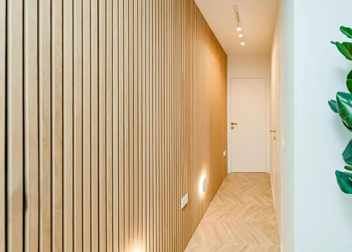 Designer Luxury Apartment, 2 Beds, Prime Location *