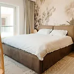 Designer Luxury Apartment, 2 Beds, Prime Location Daire